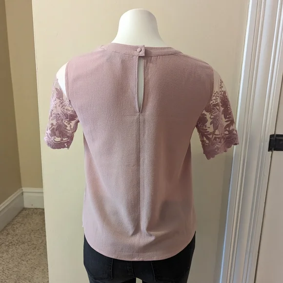 Lulu's pink top with embroidery lace sleeve size xs - Picture 3 of 8